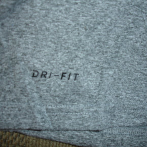 New Iowa Hawkeyes Sleeveless Nike Dri-Fit Shirts - Go Hawks !! - Iowa Hawkeyes ! - Picture 3 of 7